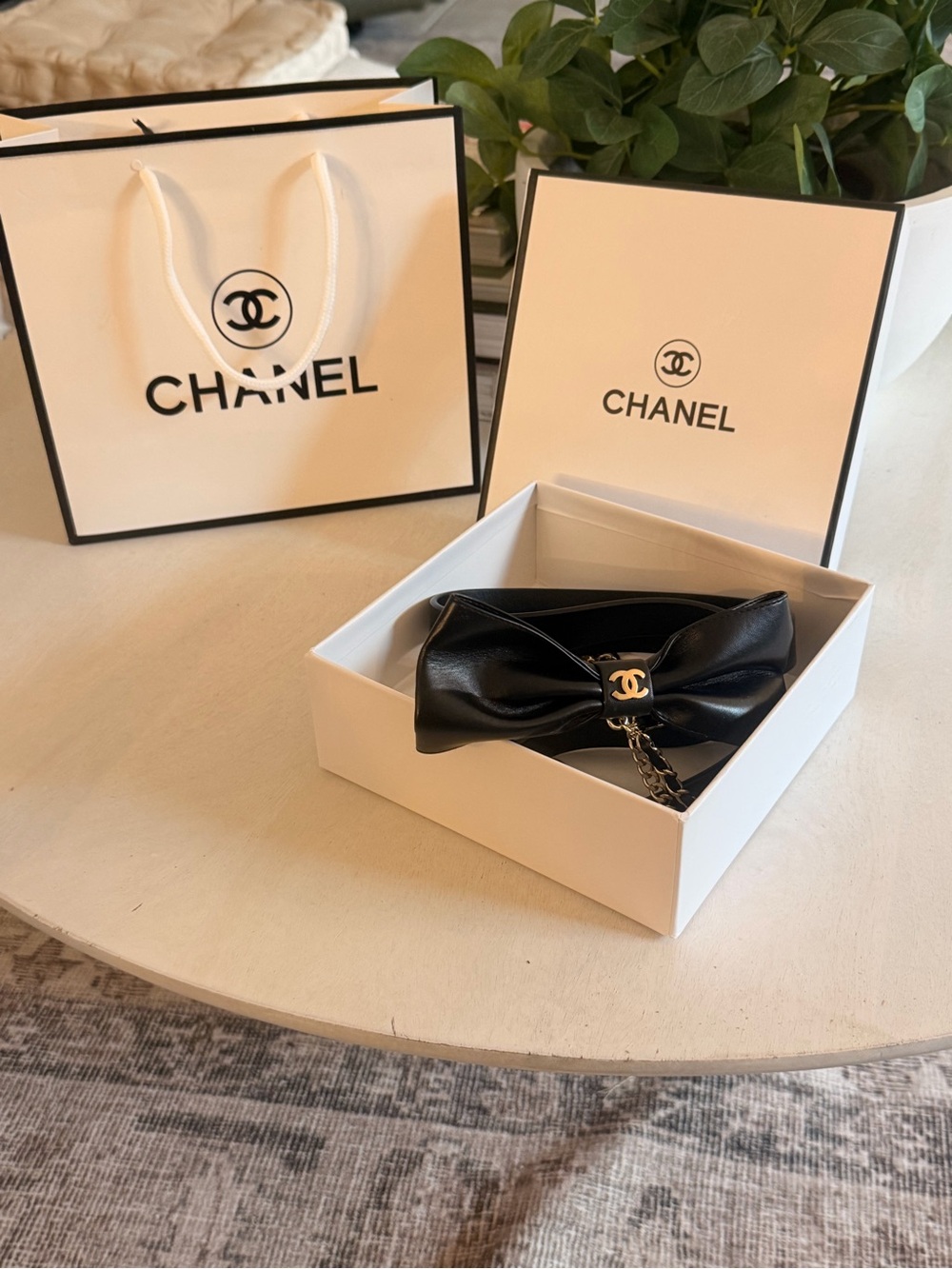CHANEL Black Leather Bow Belt with Gold-Tone Chain Drapes - Picture 5 of 8